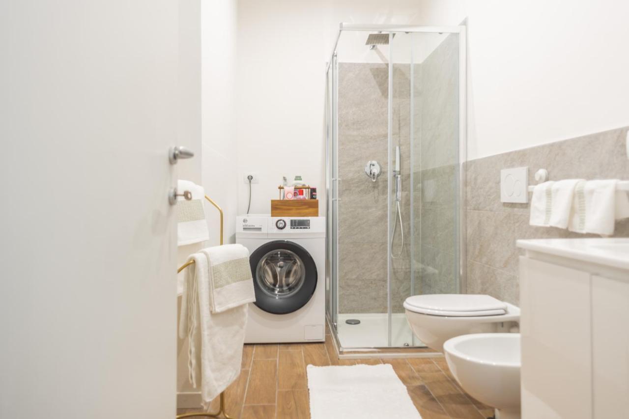 Lora Apartment,Free Private Parking, Self Check In,1 Como Eksteriør billede