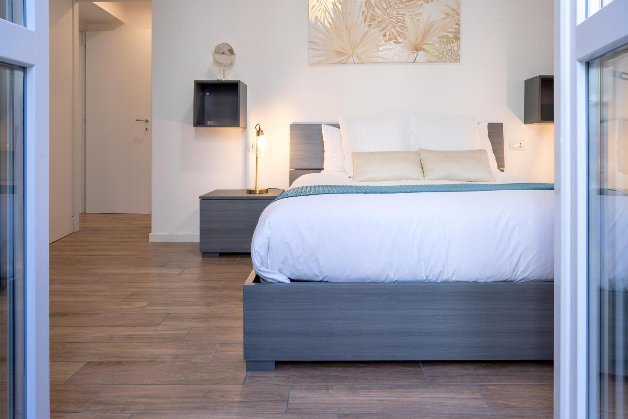 Lora Apartment,Free Private Parking, Self Check In,1 Como Eksteriør billede